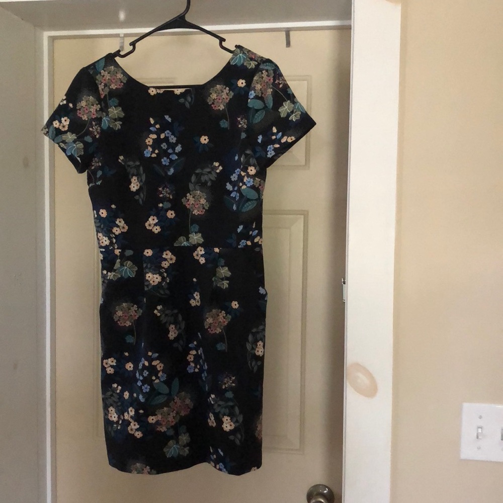 Stunning floral dress. Great for work, wedding, etc…